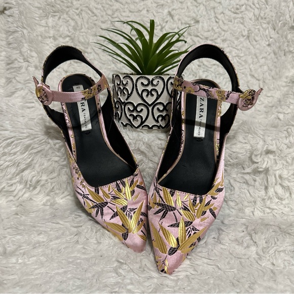 Zara Shoes - 💥SOLD $38💥 Zara Pink Asian Print Floral Kitten Block Heels Pointy-Toe Pumps 40